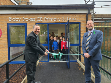 Alberto with opens the new entrance with Mr Snelson